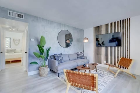 Chic Retreat: 2BR Apartment! Apartment in Oakland Park