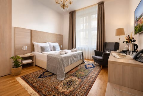 Bed, Photo of the whole room, Seating area, Bedroom
