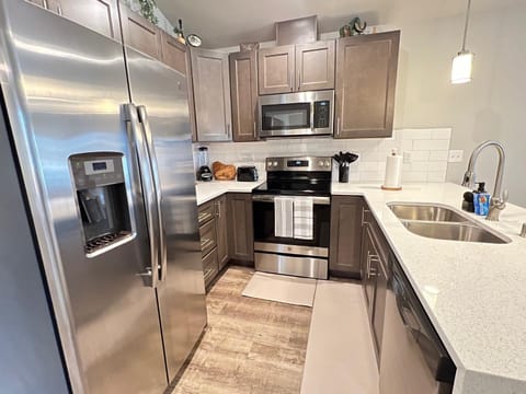 Modern Style KING bed Free Wi-Fi with Garage House in Spokane Valley