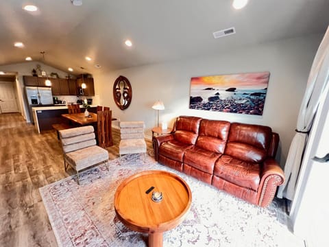 Modern Style KING bed Free Wi-Fi with Garage House in Spokane Valley