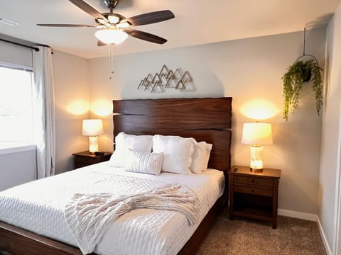Modern Style KING bed Free Wi-Fi with Garage House in Spokane Valley