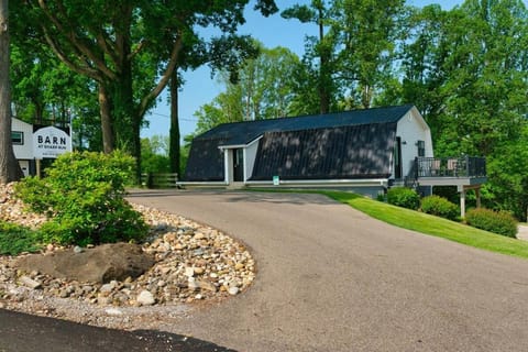 The Barn at Sharp Run-Modern Barn in the heart of Amish Country Apartment in Ohio
