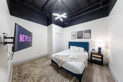 Group-Friendly 6BR Luxury Suite in Prime South Loop Location with Optional Parking and Gym Access Near McCormick Place, Soldier Field and Grant Park Apartment in South Loop