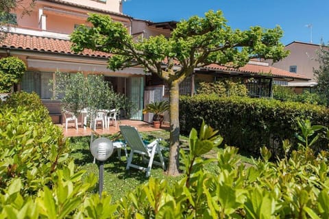 M355 - Marcelli, bilocale con giardino e parcheggio Apartment in Marcelli