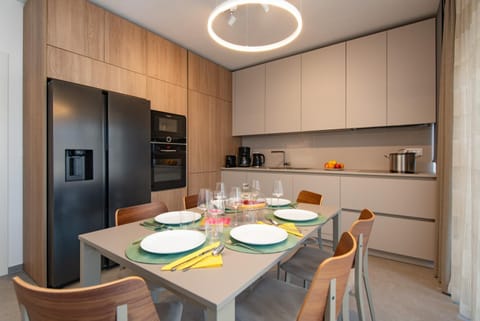 Coffee/tea facilities, Kitchen or kitchenette, Food and drinks, Dining area, Food, minibar