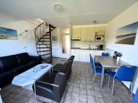 Kitchen or kitchenette, Seating area, Dining area