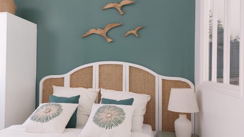 Bed, Decorative detail, Bedroom