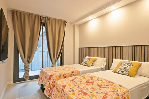 Bed, TV and multimedia, Balcony/Terrace, Balcony/Terrace, Photo of the whole room, Bedroom, towels