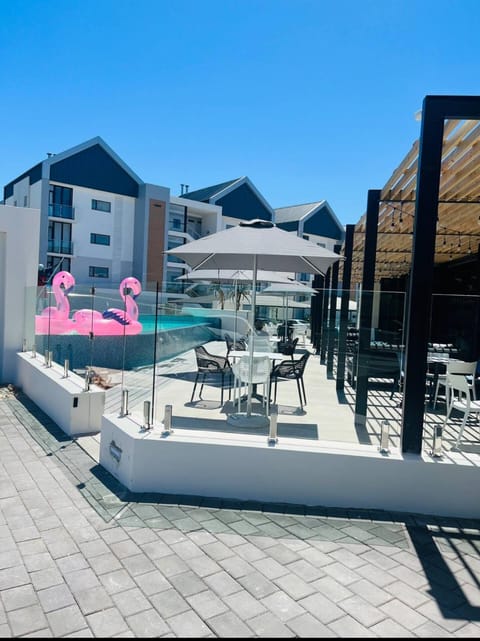 Restaurant/places to eat, Swimming pool