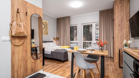 Bed, TV and multimedia, Photo of the whole room, Dining area