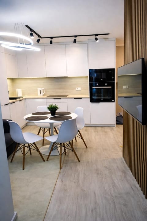 TV and multimedia, Kitchen or kitchenette, Seating area, Dining area, dishwasher, internet, microwave, oven, stove, stove, kitchen, kitchen