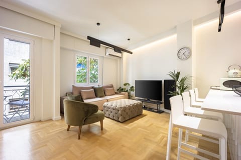 Communal lounge/ TV room, TV and multimedia, Living room, Seating area, Dining area, air conditioner
