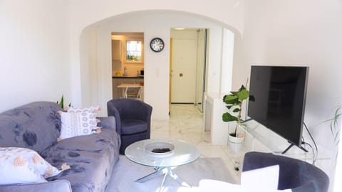 Communal lounge/ TV room, TV and multimedia, Living room, Dining area