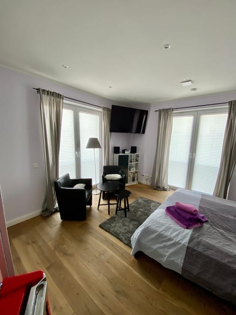 Bed, TV and multimedia, Living room, Photo of the whole room, Seating area, Bedroom