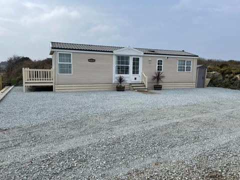 Chalet Sleeps 4 Near Cymyran Beach Chalet in Wales