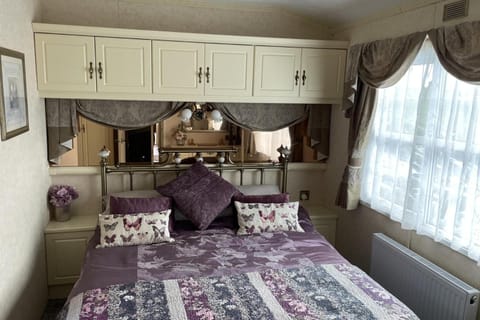 Chalet Sleeps 4 Near Cymyran Beach Chalet in Wales