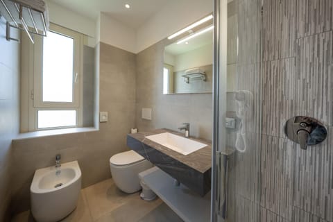 Shower, Toilet, Bathroom, bidet, towels