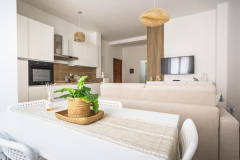 TV and multimedia, Kitchen or kitchenette, Living room, Seating area, Dining area, oven, stove
