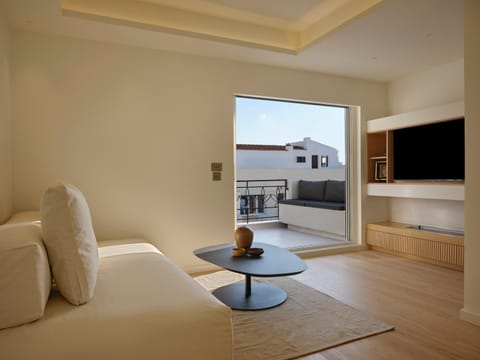 Communal lounge/ TV room, Living room, Seating area, Evening entertainment