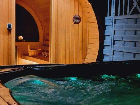 Night, Garden, Hot Tub, Sauna, Swimming pool