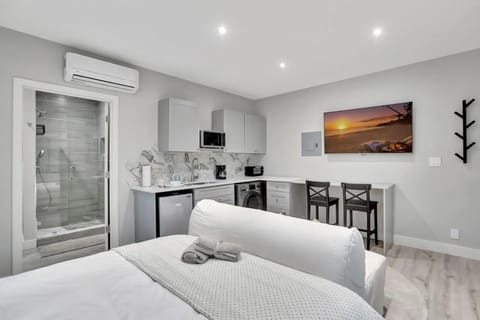 Bed, Kitchen or kitchenette, Dining area, minibar, towels, air conditioner