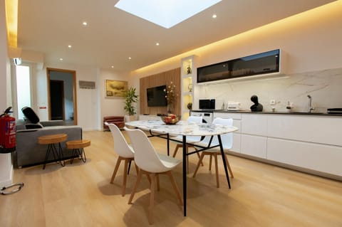 TV and multimedia, Kitchen or kitchenette, Living room, Seating area, Dining area, minibar