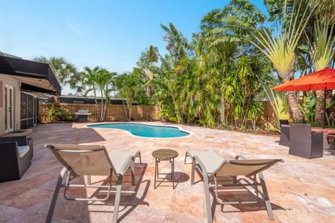 Patio, Swimming pool, sunbed