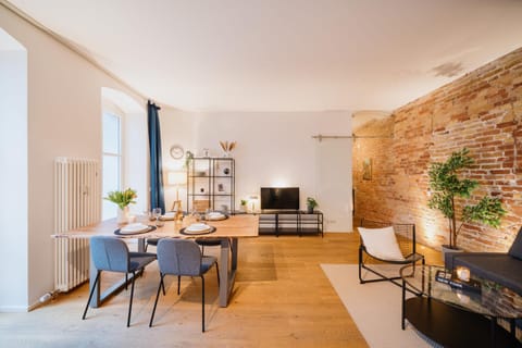TV and multimedia, Living room, Seating area, Dining area