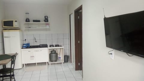 Kitchen or kitchenette, Dining area, minibar, stove