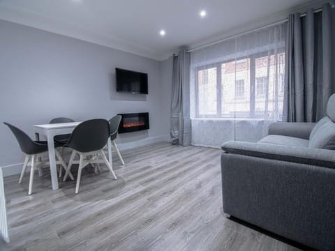 Communal lounge/ TV room, TV and multimedia, Living room, Seating area, Evening entertainment
