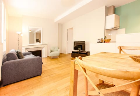 TV and multimedia, Kitchen or kitchenette, Living room, Seating area, Dining area