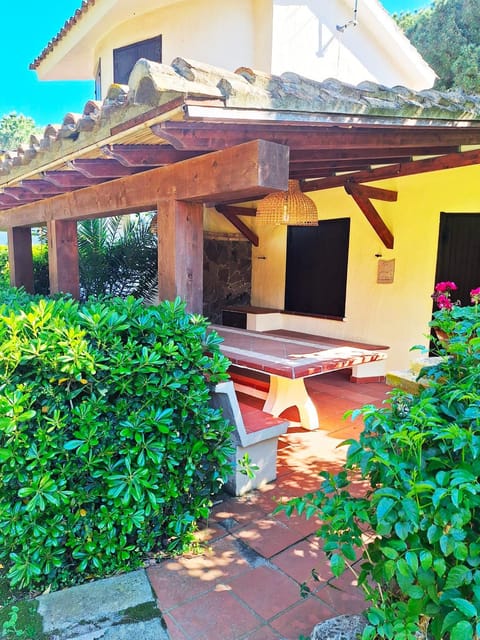 Property building, Patio, Day, Garden, Dining area, Garden view