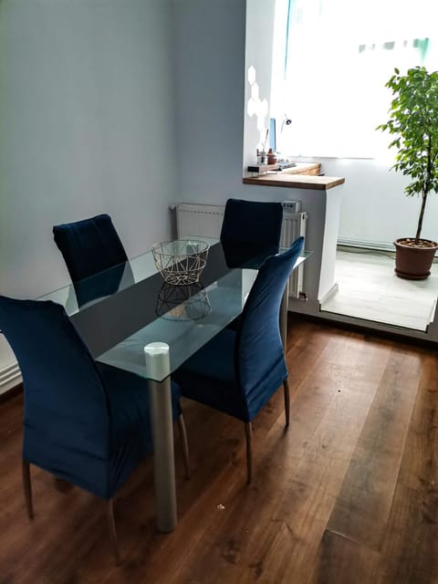 Seating area, Dining area