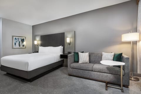 Bed, Photo of the whole room, Seating area, Bedroom