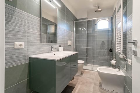 Shower, Toilet, Bathroom, towels