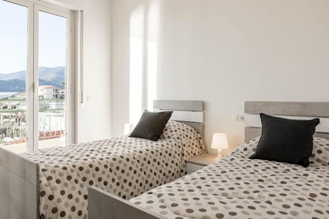 Bed, Photo of the whole room, Bedroom, Mountain view