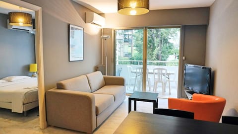 Bed, TV and multimedia, Living room, Photo of the whole room, Seating area, Bedroom, hair dresser, air conditioner