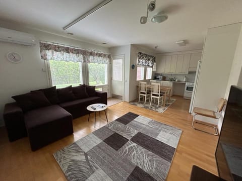 Rivitalokaksio 52m2 Sauna, Autokatospaikka, Pyykinpesukone, Ilmastointi Apartment in Finland