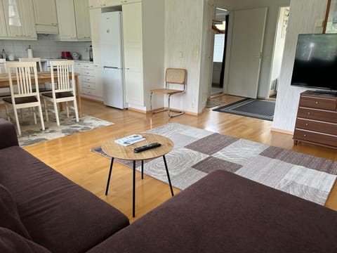 Rivitalokaksio 52m2 Sauna, Autokatospaikka, Pyykinpesukone, Ilmastointi Apartment in Finland