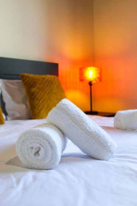 Bed, Photo of the whole room, Bedroom, towels