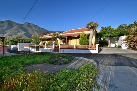 Facade/entrance, Day, Garden, Balcony/Terrace