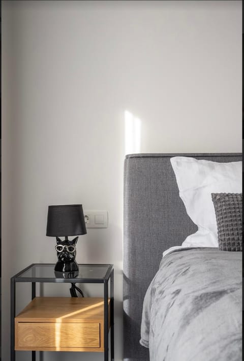 Bed, Bedroom, hair dresser