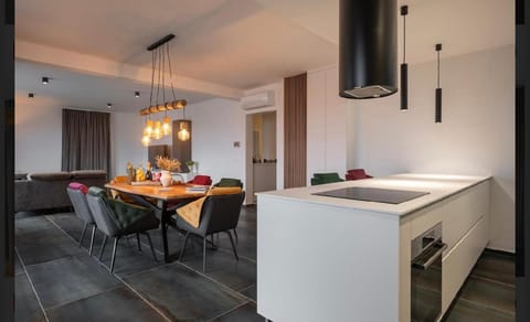 Kitchen or kitchenette, Dining area, pet friendly, stove