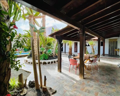 Property building, Garden, Balcony/Terrace, Dining area