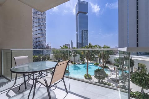 Day, View (from property/room), Balcony/Terrace, City view, Pool view, Swimming pool, sunbed