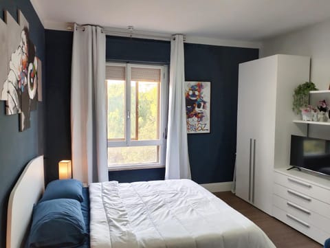 Bed, TV and multimedia, Bedroom, Garden view, Quiet street view, Inner courtyard view, locker, wardrobe