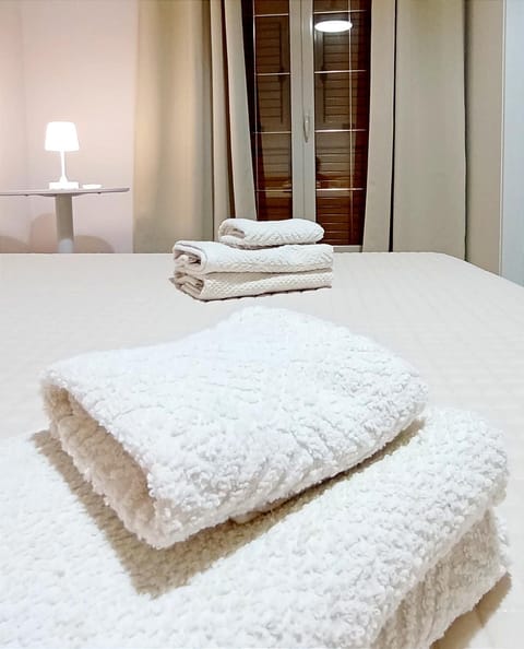 Bed, Bedroom, towels