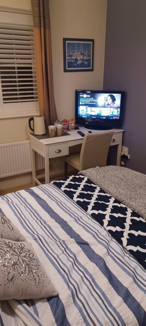 Bed, TV and multimedia, Photo of the whole room, Bedroom