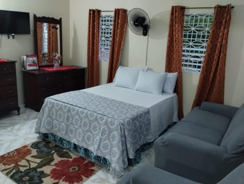 Bed, TV and multimedia, Photo of the whole room, Seating area, Bedroom