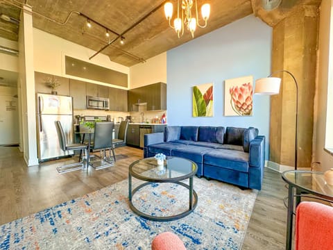 Charming 2BR Apartment with Skyline view, Optional Parking & Gym Access Near McCormick Place, Lakefront and Soldier Field Apartment in South Loop